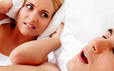 kwade vrouw naast snurkende man in bed