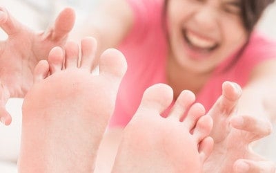 femme avec des pieds douloureux